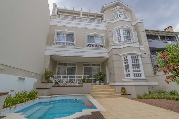 Residência de Alto Padrão Próxima ao Iguatemi | 5 Suítes, Elevador e Piscina